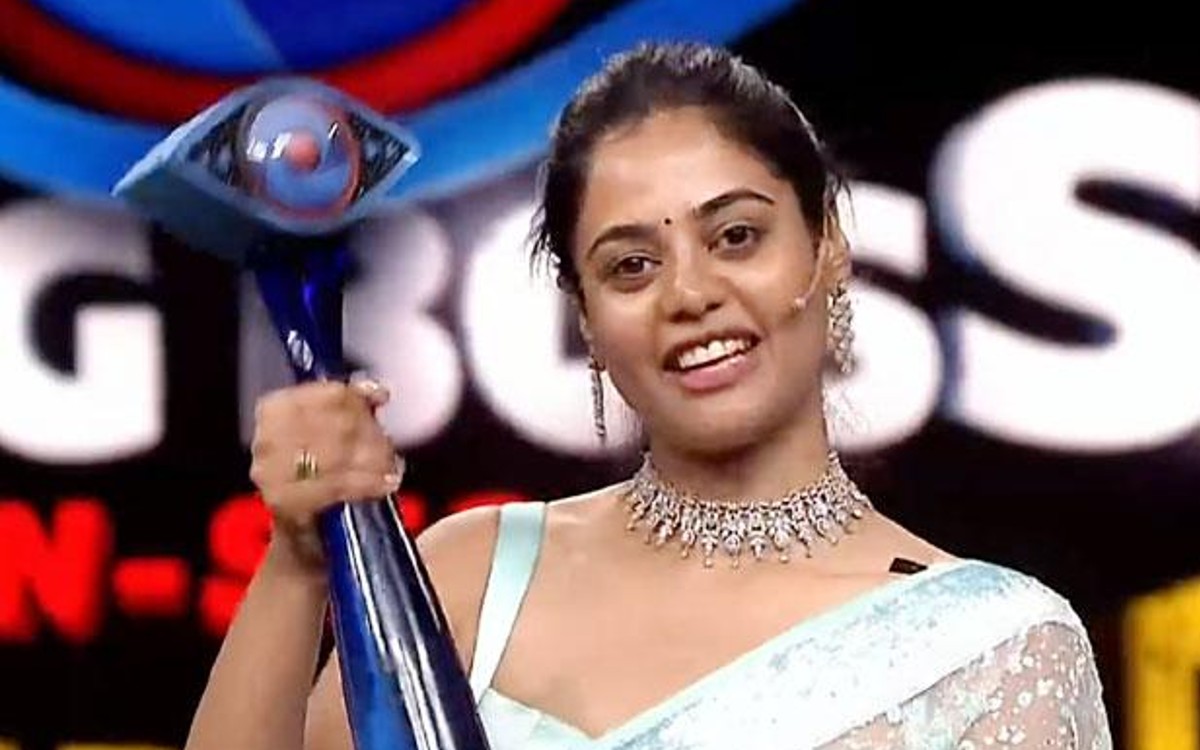 Bindu Madhavi lifts the trophy of Bigg Boss Non-Stop 