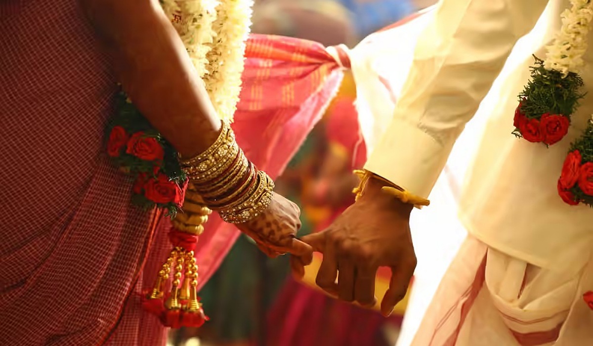 A STRANGE INCIDENT IN KARNATAKA GROOM REJECT THE BRIDE FOR EATING IN THE LEFT HAND