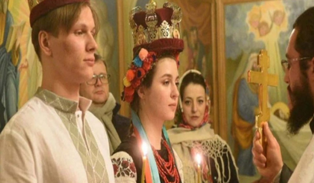 Ukrainian couple marries as sirens ring loud amid Russian invasion