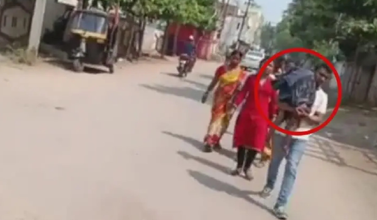 FATHER CARRIES SON DEAD BODY ON HIS SHOULDER ABOUT AN HALF KILOMETER