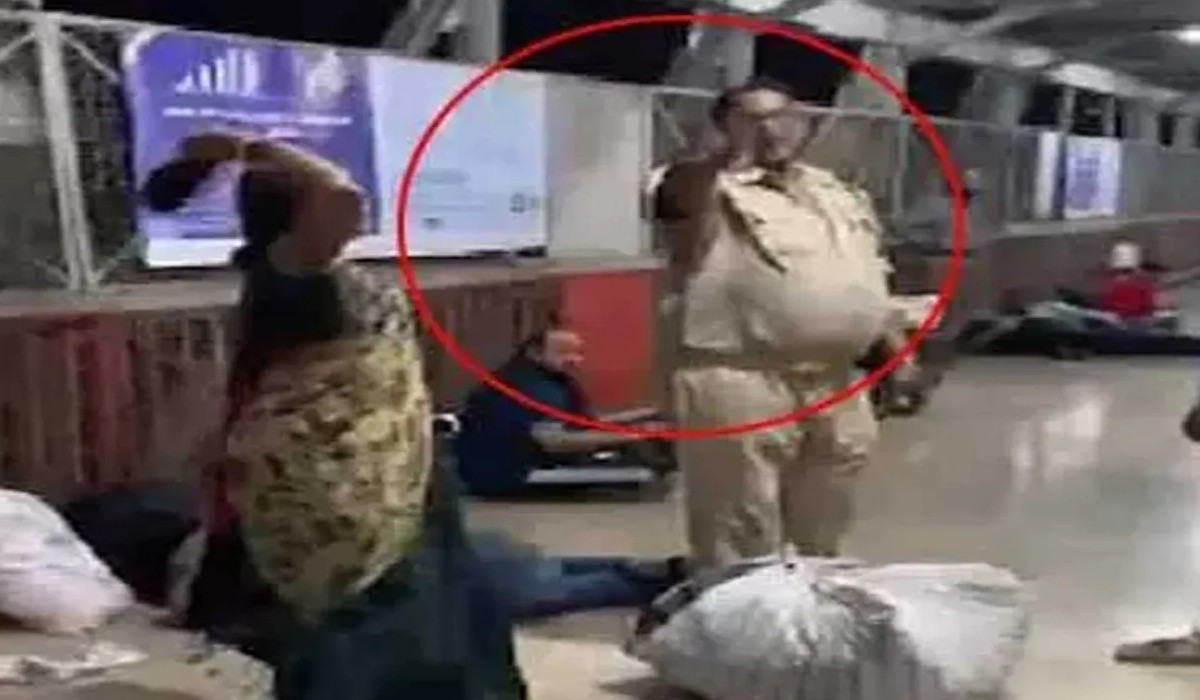 woman beat policeman with slippers at Charabagh Railway Station midnight ruckus